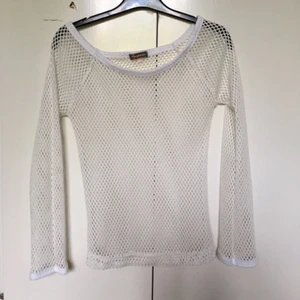  - Vit långärmad nättröja. Lite båtringad 