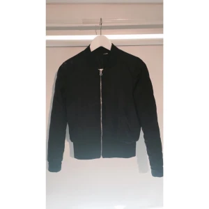  - Svart bomber jacka från H&M 
Storlek 34 
Quiltad på ärmarna. 