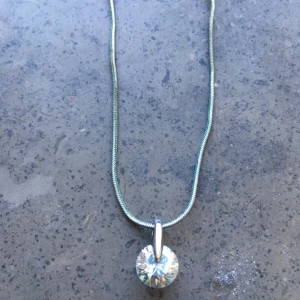  - Halsband i silver med kristall. Inte använt på länge.

Frakt 7 kr.

Betalning via swish, kontoinbetalning eller via Plick.

Kolla gärna in mina andra annonser också. Jag säljer smycken, väskor, sjalar, kläder och skor. Kan samfrakta.
