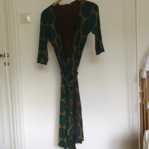  - Omlottklänning med knyt i sidan. Sparsamt använd. Tar swish, köparen står för frakten. 