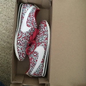  - Nike skor, stl 36. Använda en-två ggr.