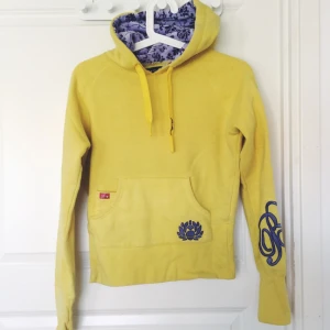  - Hoodie från Bikbok i storlek XS. Supersnygg färg och sitter perfekt på! Använt 1 gång. Originalpris 299kr. 60kr + frakt (ev mötas upp i Stockholm)
