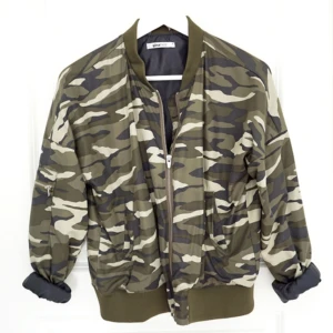  - ♡ MILITÄRMÖNSTRAD BOMBERJACKA FRÅN GINATRICOT. STORLEK S. 200KR 