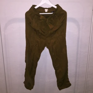  - Gröna byxor från HM, stora fickor och fina detaljer. Helt oanvänd! Passar även storlek 38