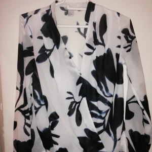  - Säljer min blus från H&M! Knappt använd. 
