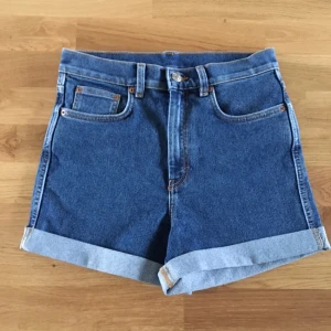  - Fina högmidjade shorts från Monki😀✌🏼️✨💕

Eventuell frakt betalas av köparen😙