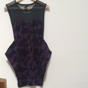  - Jättefin och speciell klänning från monki! Aldrig använd :) 