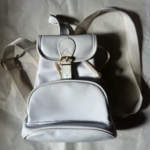  - 💭Liten ryggsäck för små äventyr, lack & en riktigt 90's skatt💭

• Storlek: ca A5 på bredden
• Märke: Okänt
• Material: Troligen polyester
• Skick: Använd & omtyckt, gott skick
• Övrigt: Några mindre fläckar, inget som (för)stör
• Frakt: 45kr