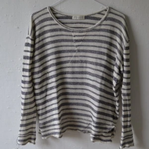  - Top från Zara basic. Randig i vit och blå/grå.  Passar även en M skulle jag säga, så länge man inte har för lång överkropp då den är ganska kort, även anledningen till att den inte passar mig. 