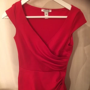  - Denna skit snygga klänning från Nelly var tyvärr för liten för mig, och därför säljer jag den. Endast använd 1 gång så den är i väldigt bra skick! 