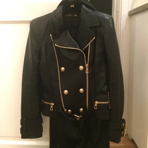  - Det är med sorg jag lägger ut denna pärla från H&MXBALMAIN. Den är tyvärr för liten, jag har försökt ha på mig den i hopp om att den skulle passa men tyvärr så jag måste släppa taget för och den är alldeles för vacker för att jag ska ha den som något samlarexemplar. Jag har bara använt den 1 gång i ca 30 min den ser helt ny ut och har hängt i sin dustbag sen jag köpte den. Om vi möts upp kan du få den i en H&M Balmainpåse. Som sagt dösnygg skinnjacka från samarbetet i storlek 36 och helt ny. Skickar fler bilder om så önskas.