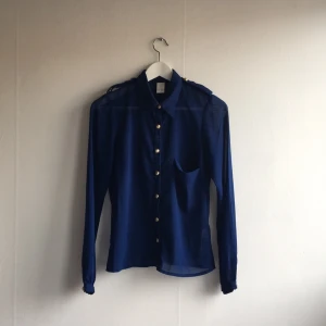  - Fin blå blus från vila med gulddetaljer 
Knappt använd!