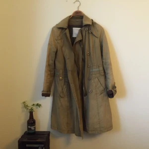  - Fodrad höst/vårjacka köpt på Monki typ 2007
Designed by Asami Imajaku
Söm vid en av fickorna har börjat släppa, kan skicka fler bilder till den som är intresserad av jackan
Strl M åt det lite mindre hållet