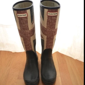  - Special edition Hunter strl 37 i god kvalité med snyggt brittiskt mönster! 
Inköpta i London för 1900kr säljes nu för endast 399kr säljes då jag inte haft användning för dem.
Jag möts bara upp om undantag ta kontakt med mig så kan vi diskutera eventuell frakt! 
/ Julia