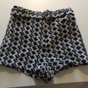  - Midjehöga shorts från river Island, sitter otroligt snyggt på! Kan mötas upp i Stockholm eller frakta 😊