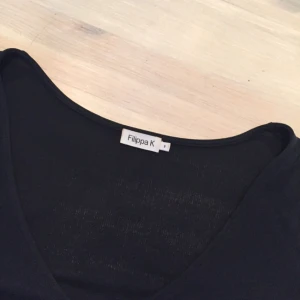  - Filippa K Klänning i tencel. Fantastisk kvalitet och i fint skick. Nypris 1400.