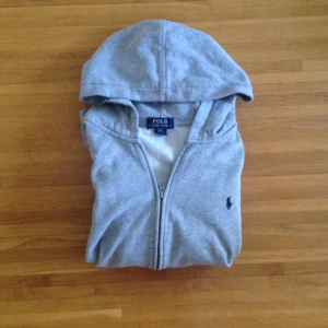  - Fräsch polo kofta som knappt är använd. 