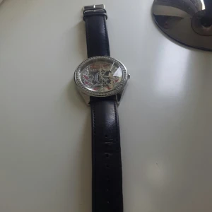  - klocka från guess använda max 2 gånger köparen står för frakt. avhämtning ok finns i stockholm