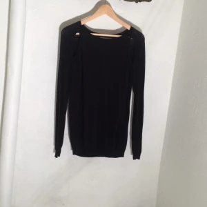  - ⭐️Stickad tröja från Weekday med öppningar vid axlarna och ryggen.
Strl XS men väldigt oversize så skulle säga att för vanlig fit en M.
Tar swish, kan mötas i Stockholms innerstad.
Köparen står för frakten.
