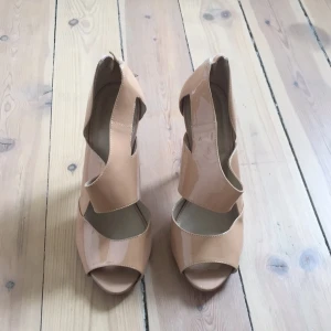  - Högklackad sko i lack. Dragkedja bak. Klackhöjd 12. Från Zara. I gott skick. Bara gått inne i ett fåtal gånger. Klsvkrn helt oförstörd. 