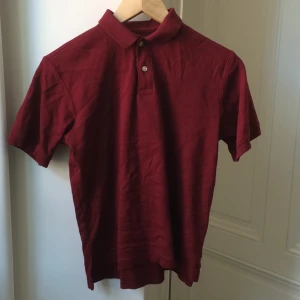  - Vinröd pikétröja från lands' end, köpt second hand. Lite kortare framtill än baktill. Det är egentligen en barntröja (ålder 10-12) i strl M men passar även om man har strl XS/S.