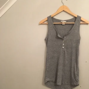  - Grått linne med knäppning där fram från HM. Stretchigt material och kan även användas som M. Använd 2 gånger, i bra skick!
Köparen står för frakten 🌸