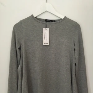  - Grå tröja från Boohoo, aldrig använt prislappen kvar