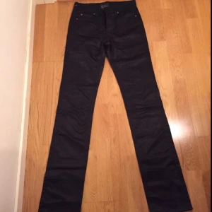 Lyxiga Acne dambyxor stlk S, Xs, M - Helt nya lyxiga dambyxor Acne Collection av högstakvalite, Stlk S men Passar även XS & M utifrån kroppsformen  Köpt i Italy. Aldrig använt. Ord pris 3200kr Hämtas vid Aspudden 