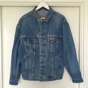  - Såååå snygg jacka från Levis!!! I fint vintage skick :) det står att det är en XL men sitter mer som en L, snyggast på oversize!!✌🏼️✌🏼✌🏼❤️

Eventuell frakt betalas av köparen!😙😙