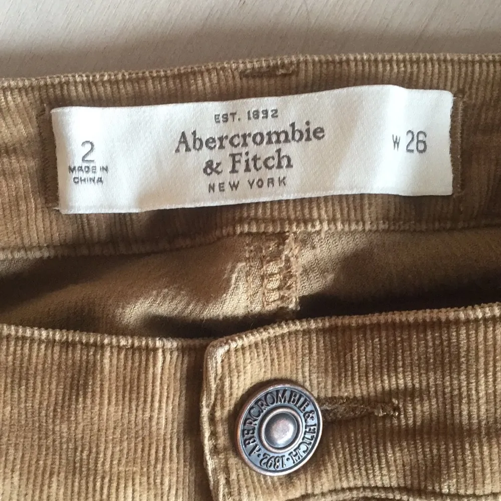 Byxor i Manchesterkvalitet i en brun nyans som är fin till hösten. Köpta på Abercrombie & Fitch, USA. Låg midja och smala ben.. Jeans & Byxor.