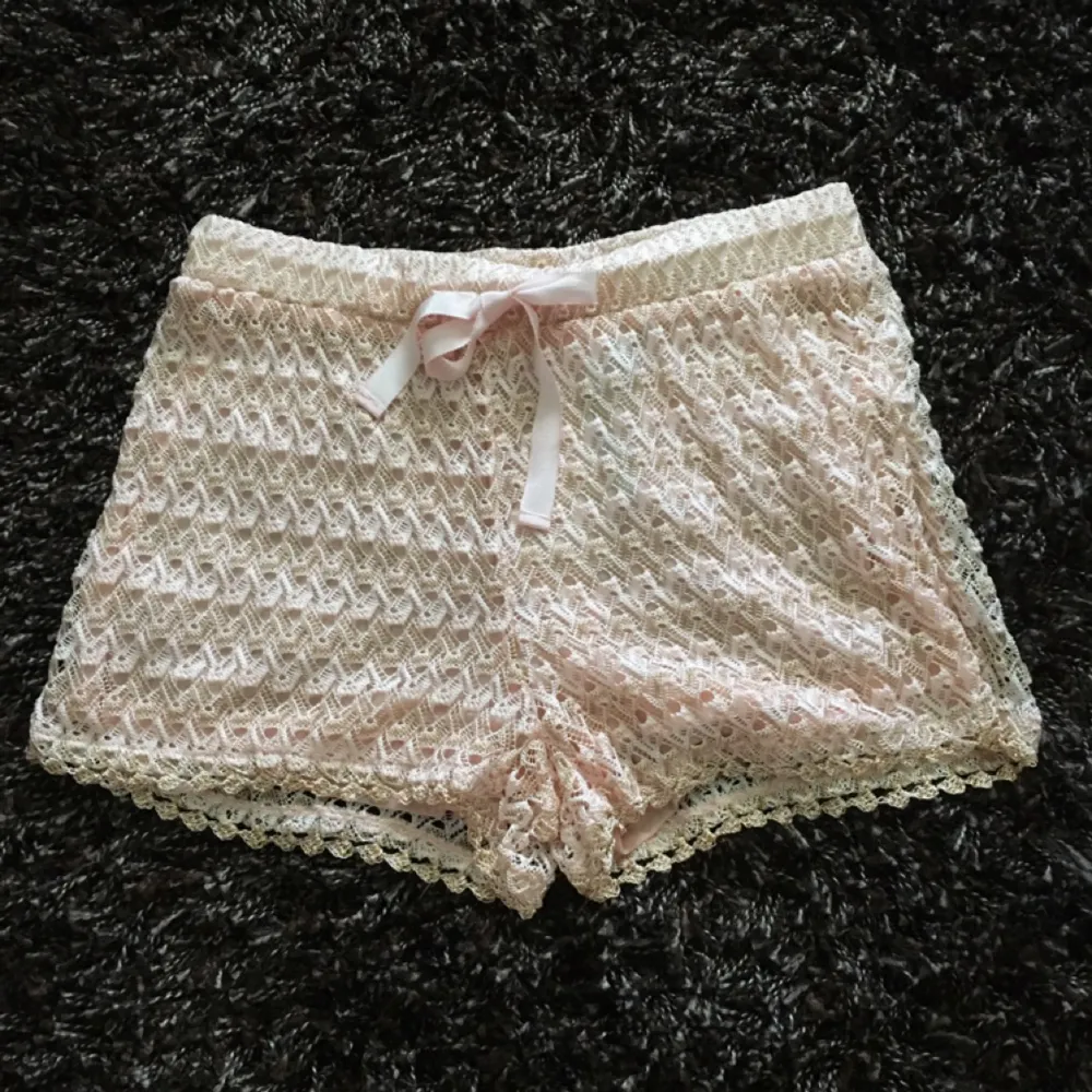 Shorts från lodgeliving, aldrig använda, storlek 2, passar för small/medium. Färg: gammal- rosa
Ursprungspris: 700kr. Shorts.