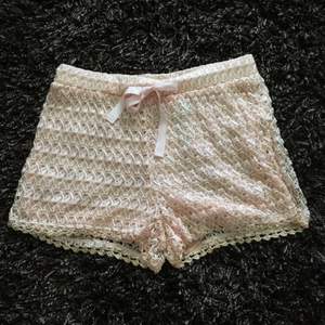 Shorts från lodgeliving, aldrig använda, storlek 2, passar för small/medium. Färg: gammal- rosa
Ursprungspris: 700kr