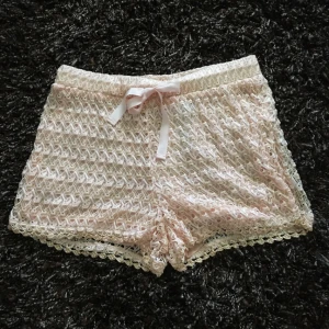  - Shorts från lodgeliving, aldrig använda, storlek 2, passar för small/medium. Färg: gammal- rosa
Ursprungspris: 700kr