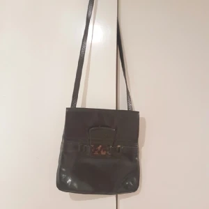  - En fin vintage axelväska ärvt efter mormor. Kommer från märket franchi. Den är sparsamt använd och är väldigt fräsch!