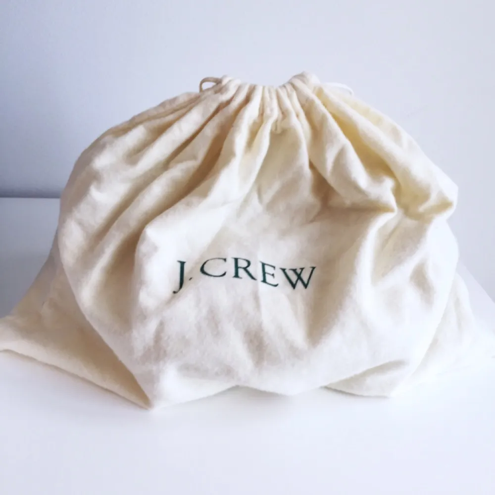 Säljer nu min super fina mocka väska från J.Crew. Har två fack och man kan lätt ha den över axeln med axelbanden som är Chanel inspirerade i kedjor.. Väskor.