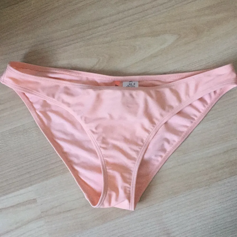 Bikini bottom from Forever21 in blush, never used. . Övrigt.