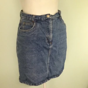  - Kort jeanskjol, 90-tal. Kan skickas.