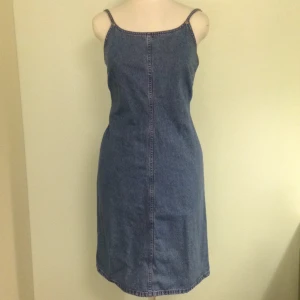  - Knälång jeansklänning, Tommy Hilfiger, vintage 90-tal. Kan skickas.