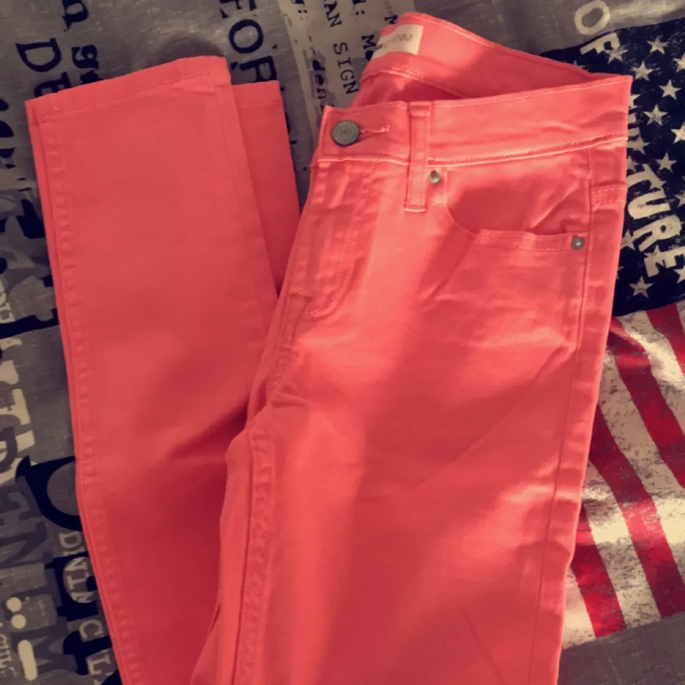 Nya rosa jeans från Cubus, inga lappar kvar då jag råkade ta bort dem när jag provade jeansen. 50kr!
Skickas mot porto, hämtas i Kristianstad & Karlshamn :). Jeans & Byxor.