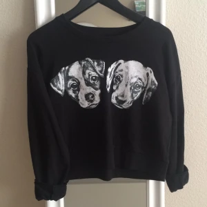  - Oanvänd riktigt söt tjocktröja från monki :) 