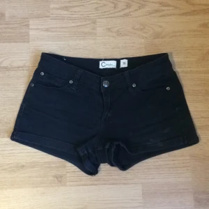  - Svarta stretchiga shorts från Cubus. Använda men har mycket kvar att ge. 