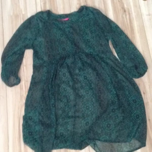  - Väldigt luftig, genomskinlig men fin tunika/klänning från indiska. Fint mönster och den är endast använd ca 2 gånger så är i fint skick. Har även fickor på sidorna.
Tar swisch