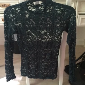  - Superpoppis transparent spetströja från Gina i mörkgrön! Aldrig använd! Frakt 50 kr 🌸