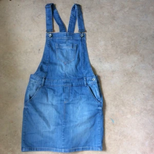  - Hängselkjol i stl 40. Fint skick och skön att använda. Både dragkedja och knappar i sidan