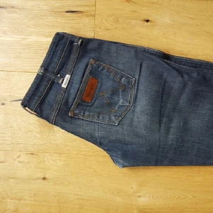  - Snyggt slitna Wranglerjeans, skulle passa bra som shorts.

Göteborg eller kan skicka. ☺