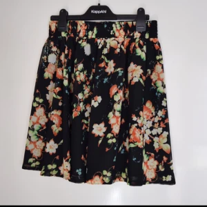  - Kjol från Monki med blommönster, knappt använd. 100% polyester.