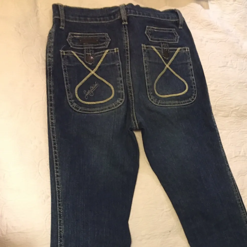 See by Chloe jeans med snygg passform. Jeansen är höga i midjan och tajta fram till knäna sedan är de bootcut nertill. Nästintill nya. . Jeans & Byxor.