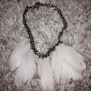  - Säljer mitt vackra halsband med rosa fjädrar och guld kedja 