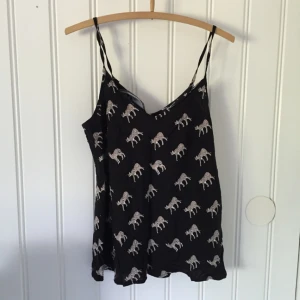  - Fladdrigt linne från ginatricot