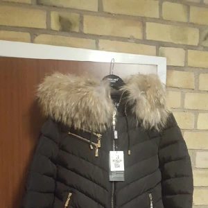  - Hollies dunjacka  stl 40. Helt ny oanvänd. 
provad i butiken. pris 1500kr
Hollies dunjackor är små i stl. 
Vid intresse Maila mig på thomitza67@hotmail.se 